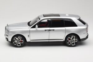Rolls-Royce Cullinan Argento Con Shadow Wheels OEM 1:18 028-16A Pressofusione — immagine 4 di 8