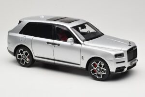 Rolls-Royce Cullinan Argento Con Shadow Wheels OEM 1:18 028-16A Pressofusione — immagine 6 di 8