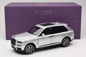 Rolls-Royce Cullinan Argento Con Shadow Wheels OEM 1:18 028-16A Pressofusione — immagine 8 di 8