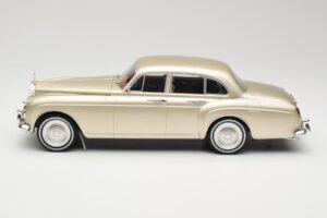 Rolls-Royce Silver Cloud III Flying Spur H.J. Mulliner Oro MCG 1:18 MCG18058 Pressofusione — immagine 3 di 6