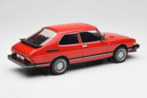 Saab 900 GL Rosso MCG 1:18 MCG18340 Pressofusione — immagine 3 di 6