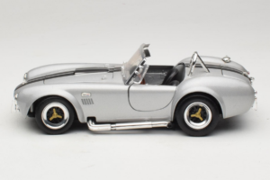 Shelby Cobra 427S/C Argento Con Strisce Nere Road Signature 1:18 92058 Pressofusione — immagine 4 di 8