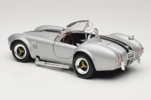 Shelby Cobra 427S/C Argento Con Strisce Nere Road Signature 1:18 92058 Pressofusione — immagine 7 di 8