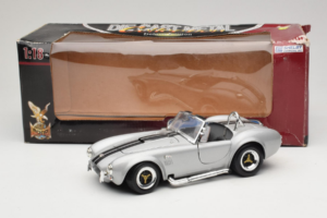 Shelby Cobra 427S/C Argento Con Strisce Nere Road Signature 1:18 92058 Pressofusione — immagine 8 di 8