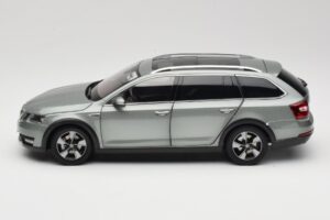 Skoda Octavia Mk4 Combi Verde Paudi Model 1:18 ZMR000005GRU Pressofusione — immagine 4 di 8