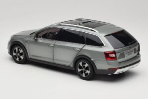 Skoda Octavia Mk4 Combi Verde Paudi Model 1:18 ZMR000005GRU Pressofusione — immagine 7 di 8
