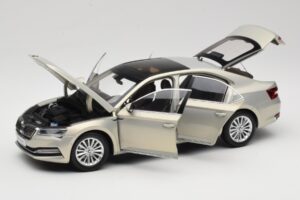 Skoda Superb Mk3 Oro Paudi Model 1:18 ZSS000006GOLD Pressofusione — immagine 2 di 8