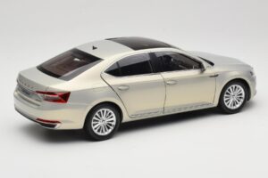 Skoda Superb Mk3 Oro Paudi Model 1:18 ZSS000006GOLD Pressofusione — immagine 3 di 8