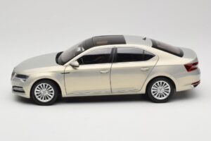 Skoda Superb Mk3 Oro Paudi Model 1:18 ZSS000006GOLD Pressofusione — immagine 4 di 8