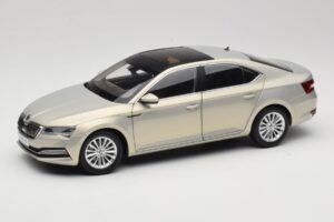 Skoda Superb Mk3 Oro Paudi Model 1:18 ZSS000006GOLD Pressofusione