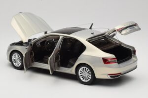 Skoda Superb Mk3 Oro Paudi Model 1:18 ZSS000006GOLD Pressofusione — immagine 5 di 8