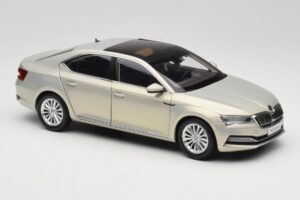 Skoda Superb Mk3 Oro Paudi Model 1:18 ZSS000006GOLD Pressofusione — immagine 6 di 8