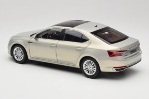 Skoda Superb Mk3 Oro Paudi Model 1:18 ZSS000006GOLD Pressofusione — immagine 7 di 8