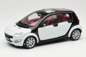 Smart Forfour Bianco Kyosho 1:18 0019141V001C01Q00 Pressofusione