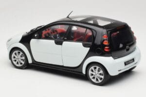 Smart Forfour Bianco Kyosho 1:18 0019141V001C01Q00 Pressofusione — immagine 7 di 8