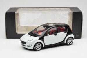 Smart Forfour Bianco Kyosho 1:18 0019141V001C01Q00 Pressofusione — immagine 8 di 8