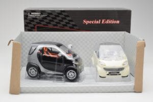 Smart Fortwo Nero & Bianco Maisto 1:18 56045 Pressofusione — immagine 2 di 3