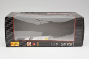 Smart Fortwo Nero & Bianco Maisto 1:18 56045 Pressofusione — immagine 3 di 3