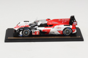 Toyota GR010 Hybrid Hypercar #8 S. Buemi / B. Hartley / R. Hirakawa Toyota Gazoo Racing 24 Hours of Le Mans 2023 Spark 1:43 T — immagine 2 di 4