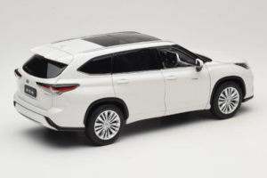 Toyota Highlander XU70 Bianco OEM 1:18 26071-2011 Pressofusione — immagine 3 di 8