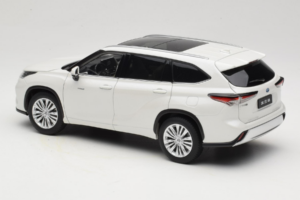Toyota Highlander XU70 Bianco OEM 1:18 26071-2011 Pressofusione — immagine 7 di 8