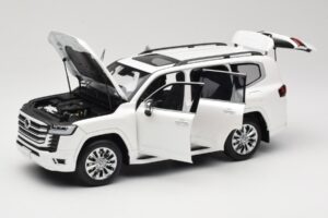 Toyota Land Cruiser J300 ZX Bianco LCD 1:18 LCD18013-ZX-WH Pressofusione — immagine 2 di 8