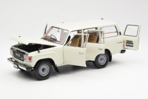 Toyota Land Cruiser J60 Bianco Kyosho 1:18 08956W Pressofusione — immagine 2 di 8
