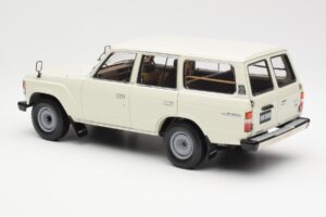Toyota Land Cruiser J60 Bianco Kyosho 1:18 08956W Pressofusione — immagine 7 di 8