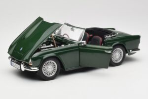 Triumph TR4 British Racing Green Revell 1:18 08827-T1 Pressofusione — immagine 2 di 8