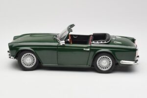 Triumph TR4 British Racing Green Revell 1:18 08827-T1 Pressofusione — immagine 4 di 8