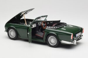 Triumph TR4 British Racing Green Revell 1:18 08827-T1 Pressofusione — immagine 5 di 8