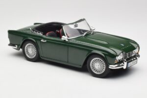 Triumph TR4 British Racing Green Revell 1:18 08827-T1 Pressofusione — immagine 6 di 8