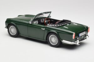 Triumph TR4 British Racing Green Revell 1:18 08827-T1 Pressofusione — immagine 7 di 8