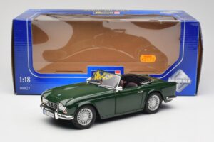 Triumph TR4 British Racing Green Revell 1:18 08827-T1 Pressofusione — immagine 8 di 8