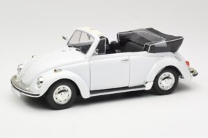 Volkswagen 1302 LS Cabriolet Bianco Revell 1:18 8415 Pressofusione