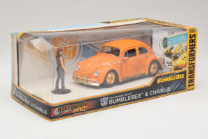 Volkswagen Beetle Bumblebee Transformers With Figure Metals Diecast 1:24 30114 Pressofusione — immagine 2 di 3