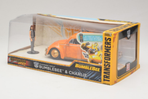 Volkswagen Beetle Bumblebee Transformers With Figure Metals Diecast 1:24 30114 Pressofusione — immagine 3 di 3