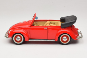 Volkswagen Beetle Cabriolet Rosso Maisto 1:18 56010 Pressofusione — immagine 4 di 8