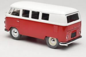 Volkswagen Combi T1 Rosso & Bianco Solido 1:18 8031 Pressofusione — immagine 7 di 8