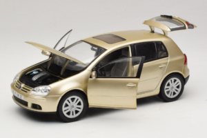 Volkswagen Golf Mk5 Light Bronze Metallic Bburago 1:18 09930201W Pressofusione — immagine 2 di 8