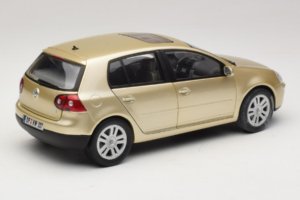 Volkswagen Golf Mk5 Light Bronze Metallic Bburago 1:18 09930201W Pressofusione — immagine 3 di 8