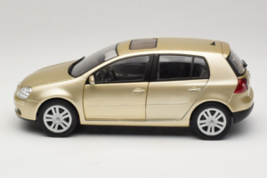 Volkswagen Golf Mk5 Light Bronze Metallic Bburago 1:18 09930201W Pressofusione — immagine 4 di 8