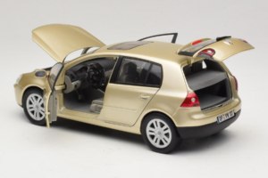 Volkswagen Golf Mk5 Light Bronze Metallic Bburago 1:18 09930201W Pressofusione — immagine 5 di 8