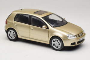 Volkswagen Golf Mk5 Light Bronze Metallic Bburago 1:18 09930201W Pressofusione — immagine 6 di 8