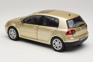 Volkswagen Golf Mk5 Light Bronze Metallic Bburago 1:18 09930201W Pressofusione — immagine 7 di 8