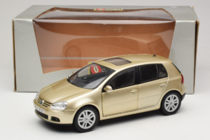 Volkswagen Golf Mk5 Light Bronze Metallic Bburago 1:18 09930201W Pressofusione — immagine 8 di 8