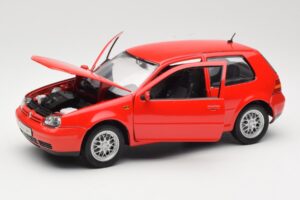 Volkswagen Golf Mk4 GTI Rosso Revell 1:18 08943 Pressofusione — immagine 2 di 8