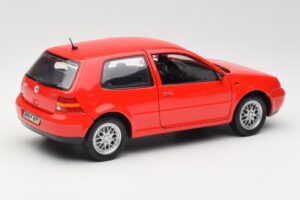 Volkswagen Golf Mk4 GTI Rosso Revell 1:18 08943 Pressofusione — immagine 3 di 8