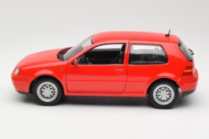 Volkswagen Golf Mk4 GTI Rosso Revell 1:18 08943 Pressofusione — immagine 4 di 8