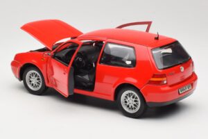 Volkswagen Golf Mk4 GTI Rosso Revell 1:18 08943 Pressofusione — immagine 5 di 8